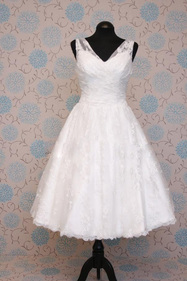 Retro 50s 60s Short Tea Length V Neck Lace Wedding Dress Size 2 / Ivory Retro 50s 60s Short Tea Length V Neck Lace Wedding Dress Size 2 / Ivory